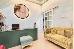 a living room with a couch and a counter at RedDoorz at Ingan Cio Homestay Berastagi in Berastagi