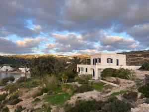 a white house on top of a hill at Kimoliatiko in Kimolos