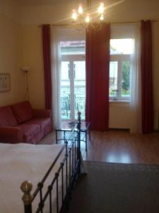 マリアーンスケー・ラーズニェにあるPension Villa Anitaのベッドルーム1室(ベッド1台付)、リビングルーム(ソファ付)
