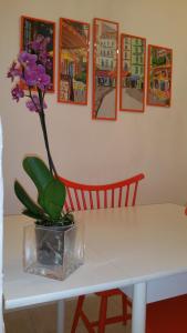 ミザーノ・アドリアーティコにあるCristina' s flatの白いテーブル
