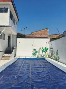 a parking lot with a mural on the side of a building at Casa El nido de las flores in Oaxtepec