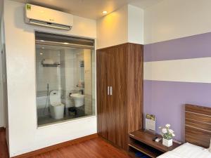 a bedroom with a bathroom with a toilet in it at New Hotel Phủ Lý in Trượng Trâu +36 photos