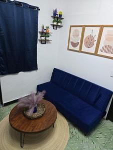 a living room with a blue couch and a table at Departamento Completo en el Centro de Monterrey in Monterrey