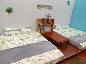 a room with two beds and a table at Motel NHÀ SAM in áº¤p VÄ©nh ÃÃ´ng +20 photos