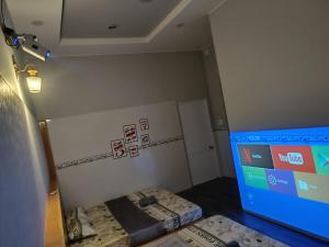 a room with a bed and a tv in it at Motel NHÀ SAM in áº¤p VÄ©nh ÃÃ´ng