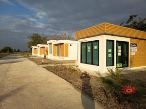 a row of houses on the side of a road at 7 Rooms resort in Ban Tamyae