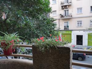 un banco con flores en una calle de la ciudad en Apartment Savoy, en Valencia