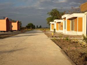 an empty road next to a row of houses at 7 Rooms resort in Ban Tamyae