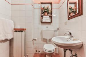 bagno bianco con servizi igienici e lavandino di Casa di Vignolo a Pergine Valdarno