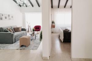 a white living room with a couch and a bed at Casa G, en Rionegro in Rionegro
