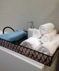 La salle de bains est pourvue d'un plateau de serviettes et d'un lavabo. dans l'établissement Molly's Home, à Côme