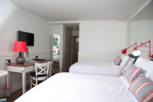 سرير أو أسرّة في غرفة في Waterfront Hotel Dungloe