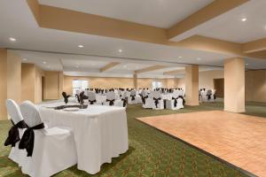 Un restaurante u otro lugar para comer en Days Inn by Wyndham Oromocto Conference Centre 49 fotos más