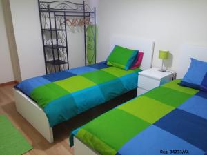 1 dormitorio con 2 camas y vestidor en Douro & Sea - River Side, en Vila Nova de Gaia