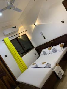 a small room with two beds and a window at Deux chambres salon in Adjarra