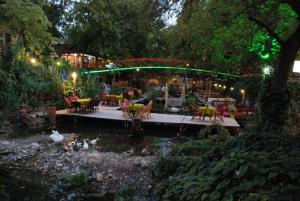 Um jardim em Arikanda River Garden Hotel