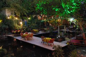 Um jardim em Arikanda River Garden Hotel
