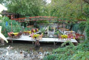 Um jardim em Arikanda River Garden Hotel