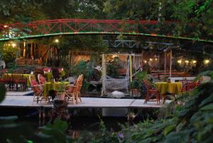 Um jardim em Arikanda River Garden Hotel