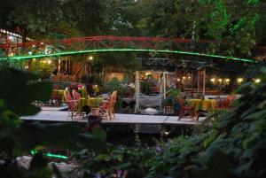 Um jardim em Arikanda River Garden Hotel