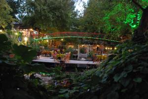 Um jardim em Arikanda River Garden Hotel