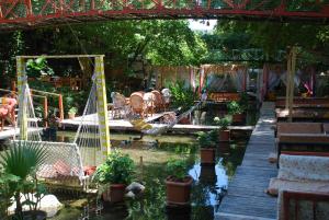Um jardim em Arikanda River Garden Hotel