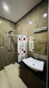 a bathroom with a sink and a shower at Kandy Villa Grey in Talatuoya +56 photos