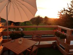 Východ nebo západ slunce při pohledu z bed and breakfast nebo okolí