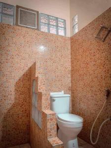 a bathroom with a toilet and a shower at บ้านพักแอบสบาย abbsabyehome in Klong Wan +8 photos