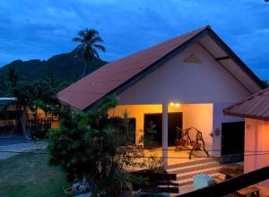 a guest house with a view of a mountain at บ้านพักแอบสบาย abbsabyehome in Klong Wan