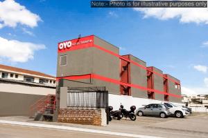 a building with two motorcycles parked in a parking lot at OYO Hotel Itarantim, São Paulo in São Paulo