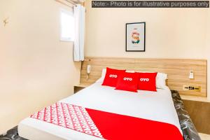 a bedroom with a bed with red pillows at OYO Hotel Itarantim, São Paulo in São Paulo