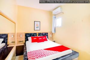 a bedroom with a bed with red pillows at OYO Hotel Itarantim, São Paulo in São Paulo