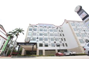 a hotel building with a car parked in front of it at Hotel Ventura in Bucaramanga