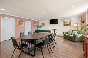 a living room with a table and chairs and a couch at Howard Johnson by Wyndham Pasadena in Pasadena