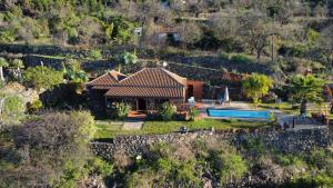 an aerial view of a house with a swimming pool at Villa El Topo -Piscina privada - Private pool - by Rural La Palma in El Pinillo
