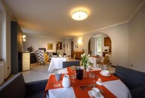 ein Restaurant mit 2 Tischen und ein Wohnzimmer in der Unterkunft Bed and Breakfast Sweet Home in Tirano