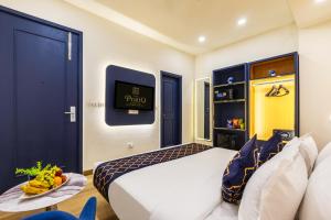 a hotel room with a bed and a tv at The PratiQ Neo - Meera Bagh in New Delhi