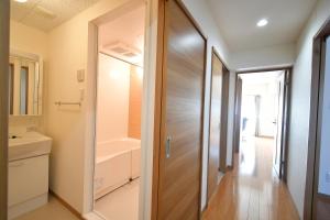 a bathroom with a shower and a toilet and a sink at ウエストワン サウス106Hanatebako in Hitoyoshi