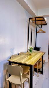 a dining room with a wooden table and chairs at Horizons 101 Cebu- Premium Studio in Cebu City
