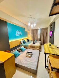 a hotel room with two beds and a table at Horizons 101 Cebu- Premium Studio in Cebu City