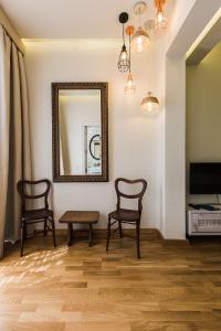 a living room with two chairs and a mirror at Murella Living in Marsalforn