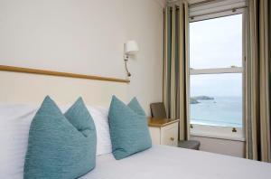 a bedroom with a bed and a window at Great Western in Newquay