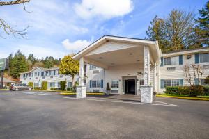 a building with a parking lot in front of it at Quality Inn Port Orchard in Port Orchard