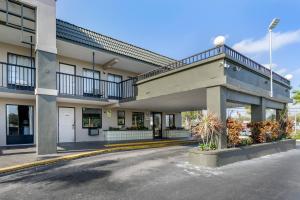 an empty parking lot in front of a building at Rodeway Inn Clearwater-Dunedin in Clearwater