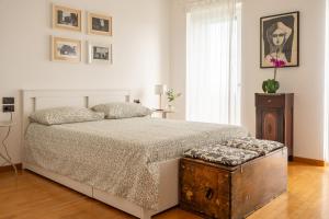 a bedroom with a bed with a wooden ottoman and a table at Marli Home in Corropoli