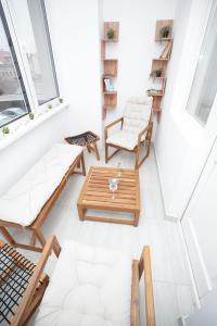 a living room with white furniture and a table at Lumena - Kingsize Beds, ultracentral, 80mp in Topliţa