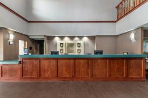 a view of the lobby of a waiting room at Comfort Inn & Suites Lees Summit - Kansas City in Lees Summit +29 photos
