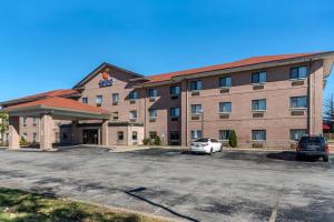 a hotel with a car parked in a parking lot at Comfort Inn & Suites Lees Summit - Kansas City in Lees Summit