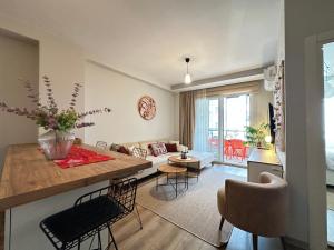 a kitchen and living room with a table and chairs at Lüks Konforlu ve merkezi ev in Çiftlikköy